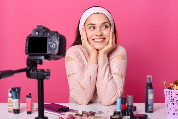 Blogging or Vlogging? Pros and Cons 
