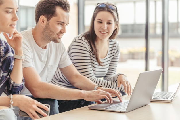 LinkedIn: 5 Reasons Why Professionals Love LinkedIn 

