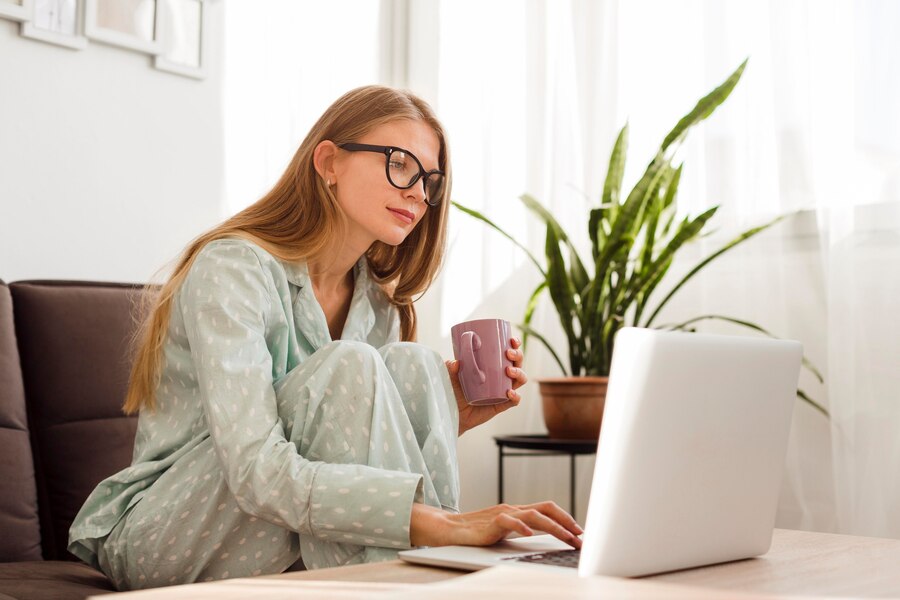 How to Market and Sell Online Courses (Guide for Beginners)